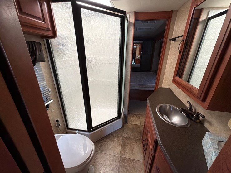 #206-•-2008-coachman-383fws-cross-country-motorhome-image-14