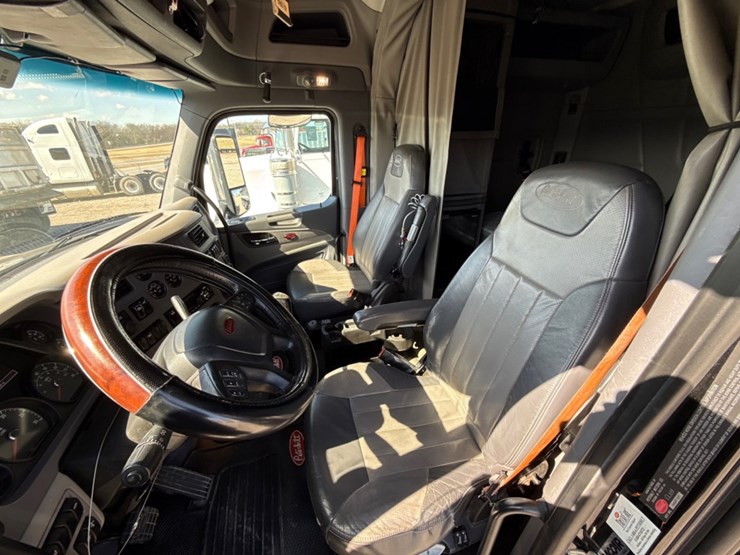 2018-peterbilt-579-image-23