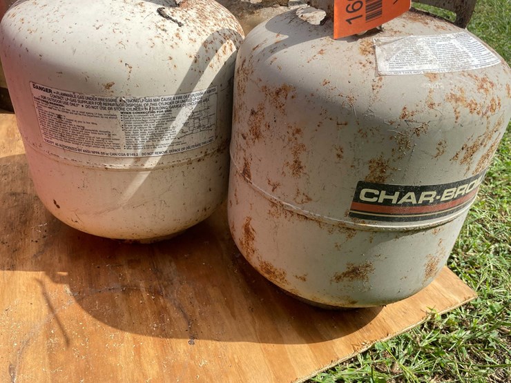 #1663-•-(3)-propane-tanks-image-5