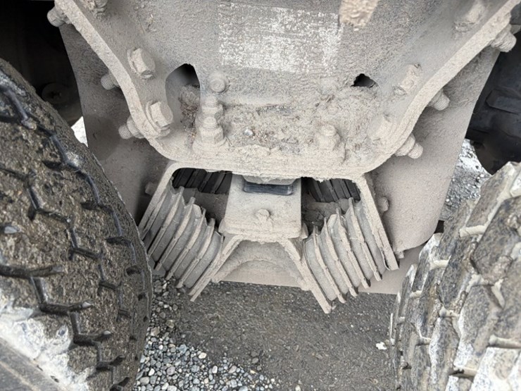 2013-freightliner-114sd-image-37