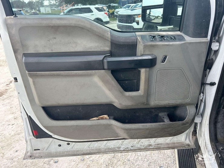 2017-ford-f550-image-14