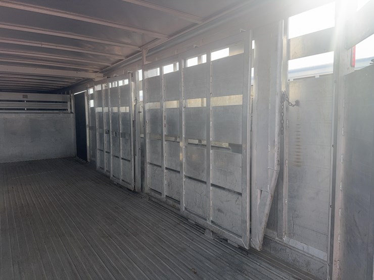 2021-featherlite-8127-7624-std-livestock-trailer-image-16
