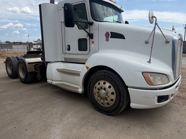 2011-kenworth-t660-image-3