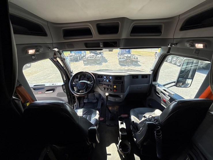 2018-peterbilt-579-image-8