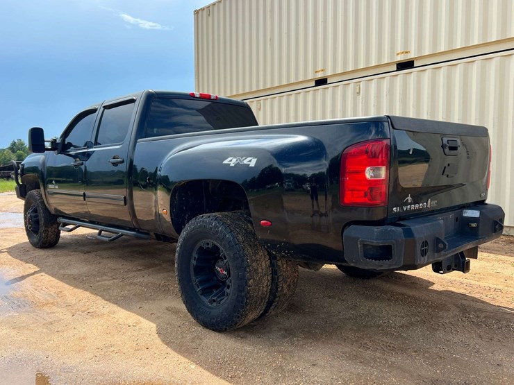 2012-chevrolet-silverado-3500-ltz-image-2