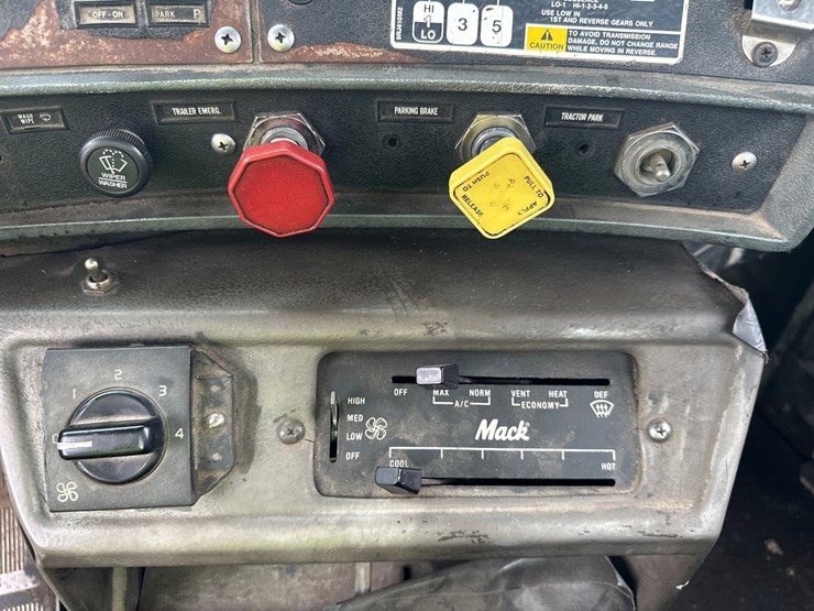 #61467-•-1991-mack-rd360s-day-cab-truck-tractor-image-41