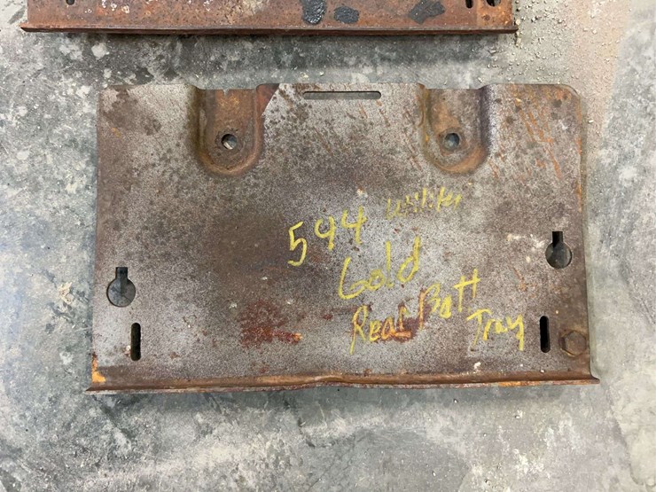international-harvester-544-fenders-and-battery-holder-image-19
