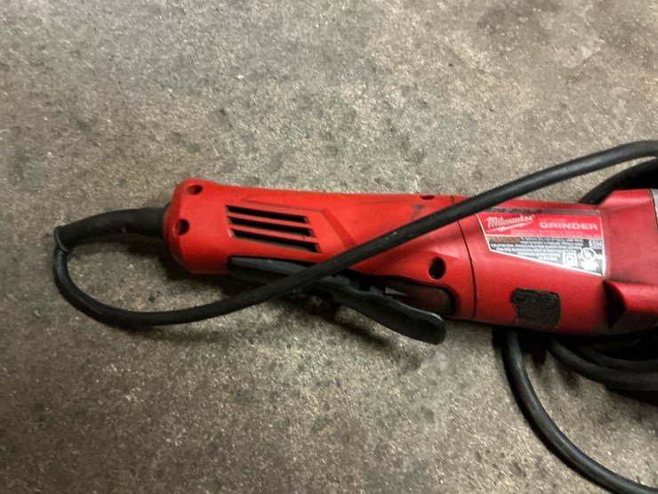 #104-•-2-milwaukee-4-1/2"-corded-angle-grinders-and-ridgid-wet&dry-shop-vac-image-9