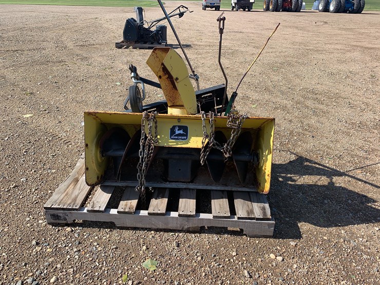 john-deere-snow-thrower-image-2