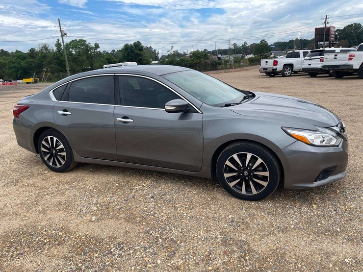 2018-nissan-altima-sl-4-door-sedan-(142,145-miles)-image-4
