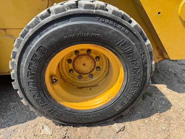 caterpillar-242d-image-48