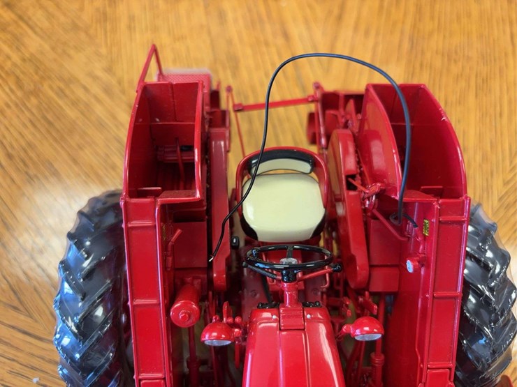 1/16-farmall-560-with-2-mh-corn-picker-precision-series-#14-image-17
