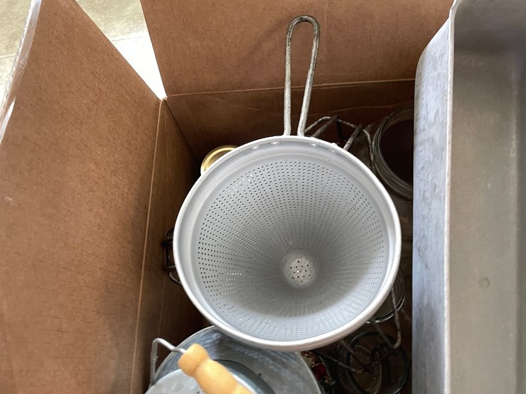 #6258-•-assortment-of-kitchen-items-image-8