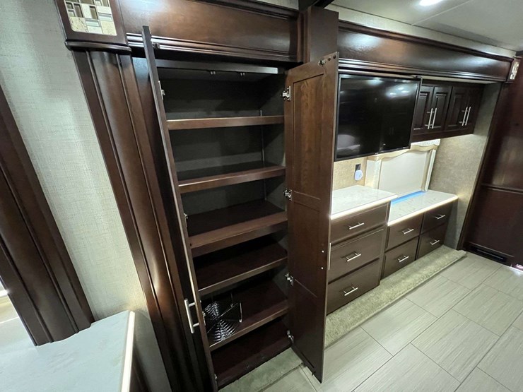2016-entegra-coach-aspire-44b-mountain-master-luxury-diesel-pusher-motorhome-(51,192-miles)-image-177