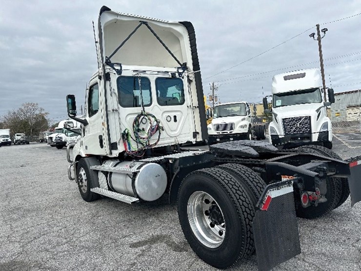2020-freightliner-cascadia-116-image-2