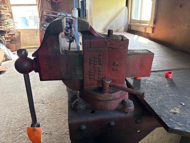 #1614-•-heavy-duty-bench-vice-image-2
