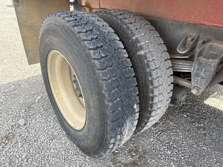 2005-peterbilt-335-image-18