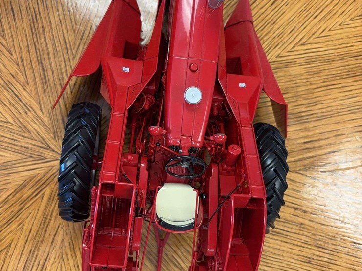 1/16-farmall-560-with-2-mh-corn-picker-precision-series-#14-image-15