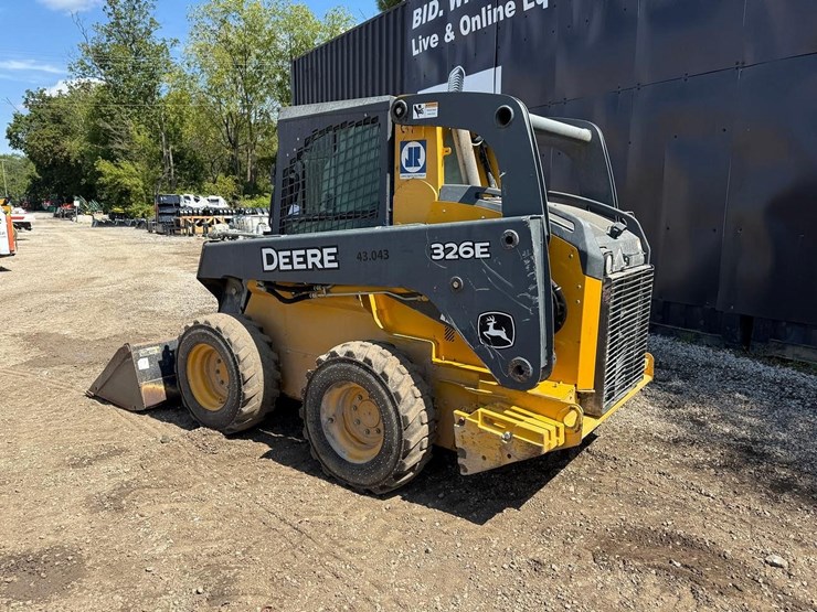 2014-deere-326e-image-2