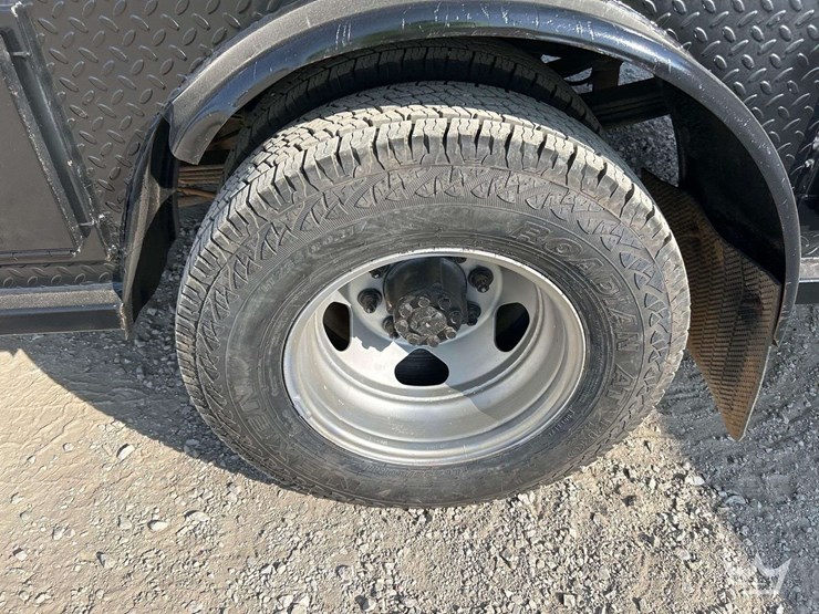2016-chevrolet-silverado-3500-image-30