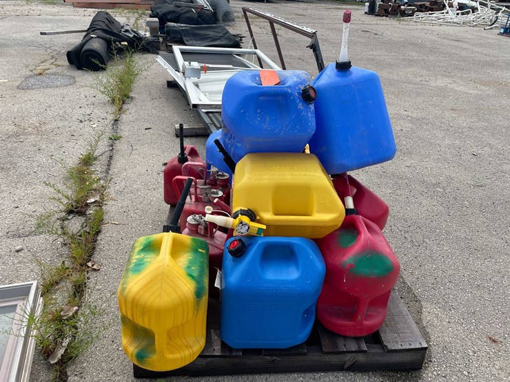 #10553-•-pallet-of-fuel-cans-image-4