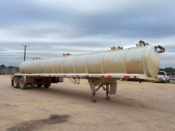 2012-c.gallegos-130bbl-vaccum-trailer-image-2