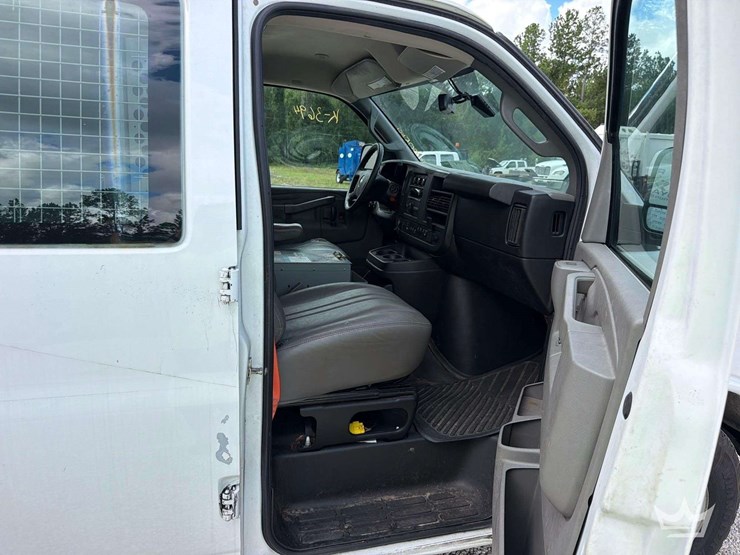 2017-chevrolet-express-2500-image-18