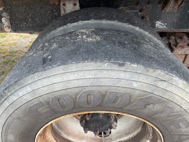 #269-•-1999-volvo-acl-tandem-axle-dump-truck-image-4