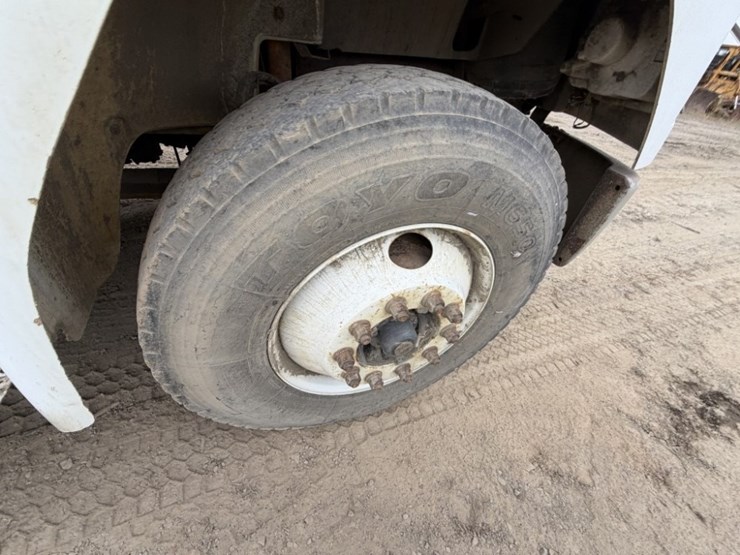 1999-freightliner-fl60-image-40