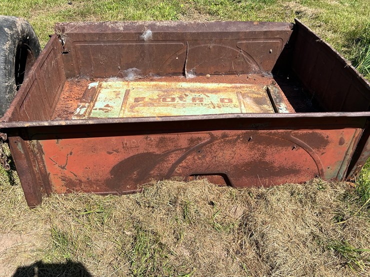 #5737-•-misc.-car-frame-and-box-and-antique-ford-tailgate-image-6