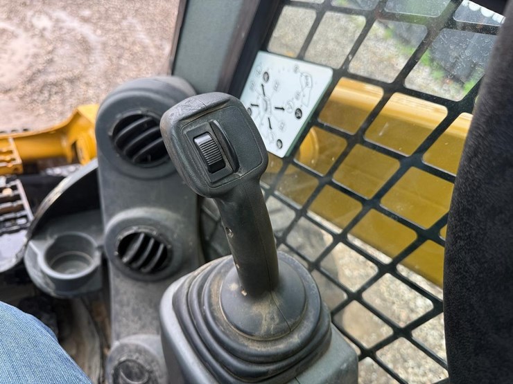 2015-caterpillar-262d-image-19