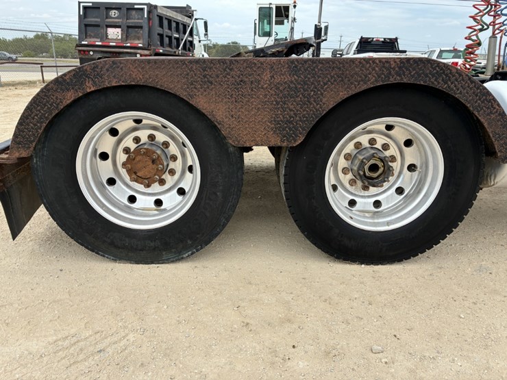 2012-peterbilt-367-image-15