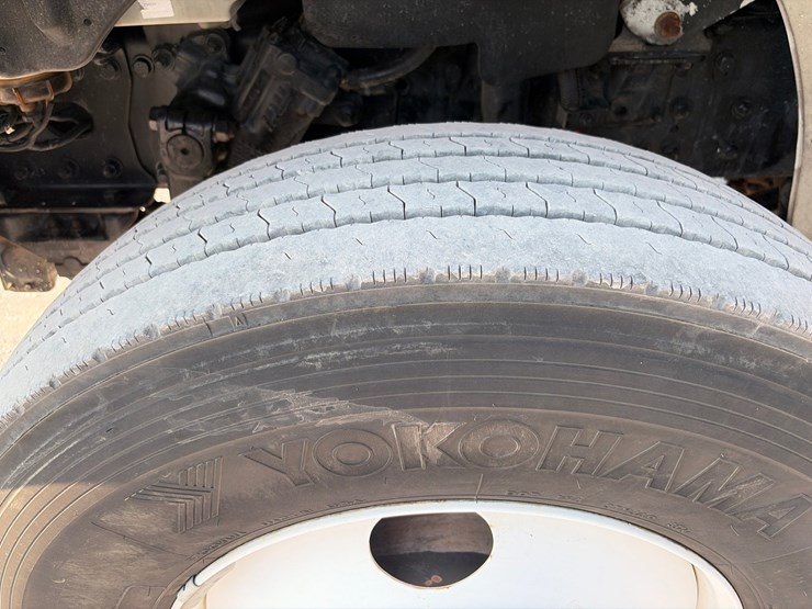 2015-freightliner-m2-106-image-2