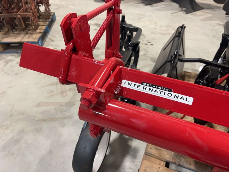 international-harvester-fast-hitch-two-row-cultivator-with-tunnel-shields-image-6
