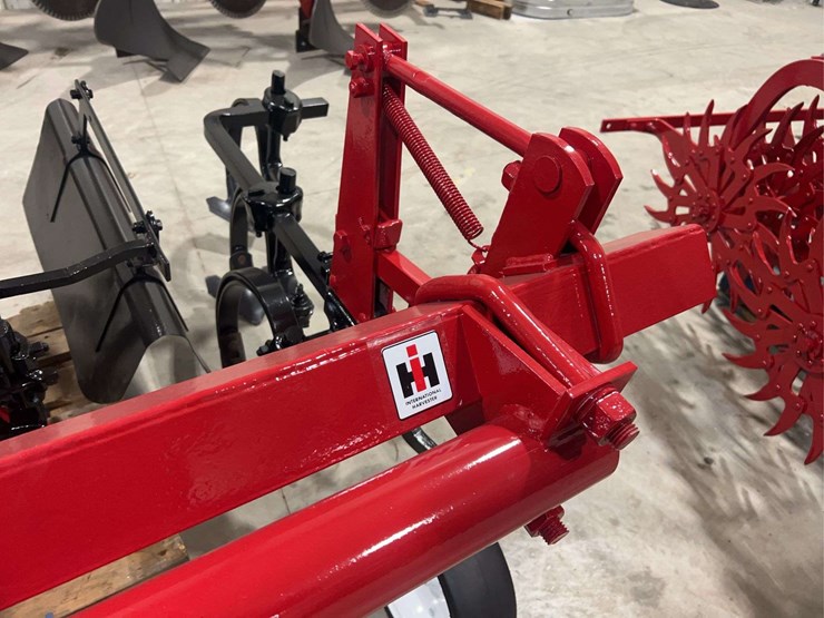 international-harvester-fast-hitch-two-row-cultivator-with-tunnel-shields-image-9