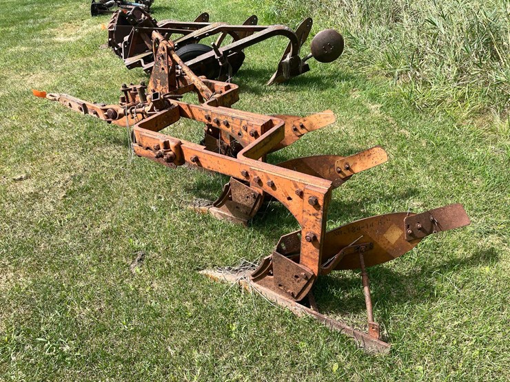 #1639-•-allis-chalmers-moldboard-plow-image-4