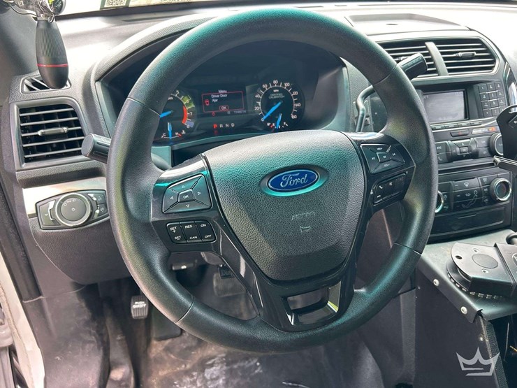 2016-ford-explorer-image-15
