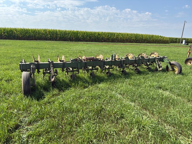 john-deere-8-image-1