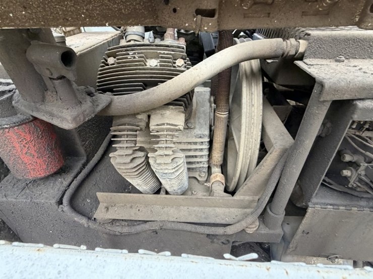 1999-freightliner-fl60-image-25