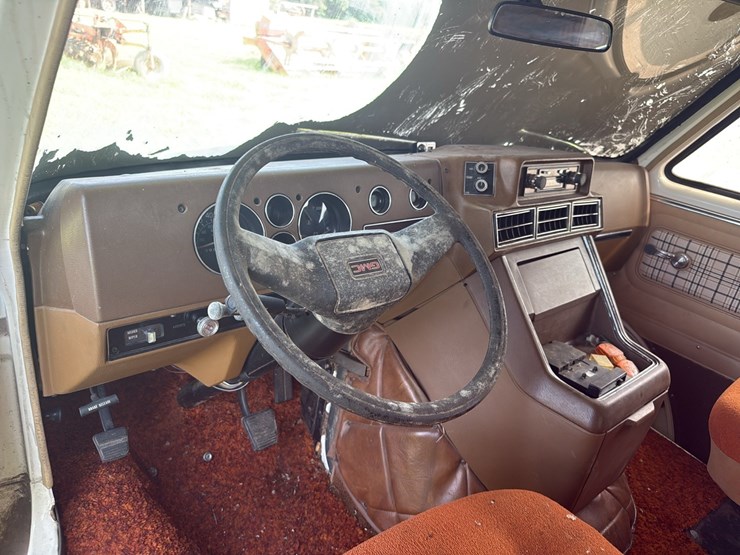 gmc-vandura-tioga-rv-camper,-39,839-miles-*not-running-and-all-the-tires-are-flat,-rotten-or-off-bead*-rotten----title-and-transfer-fees-to-apply-image-5