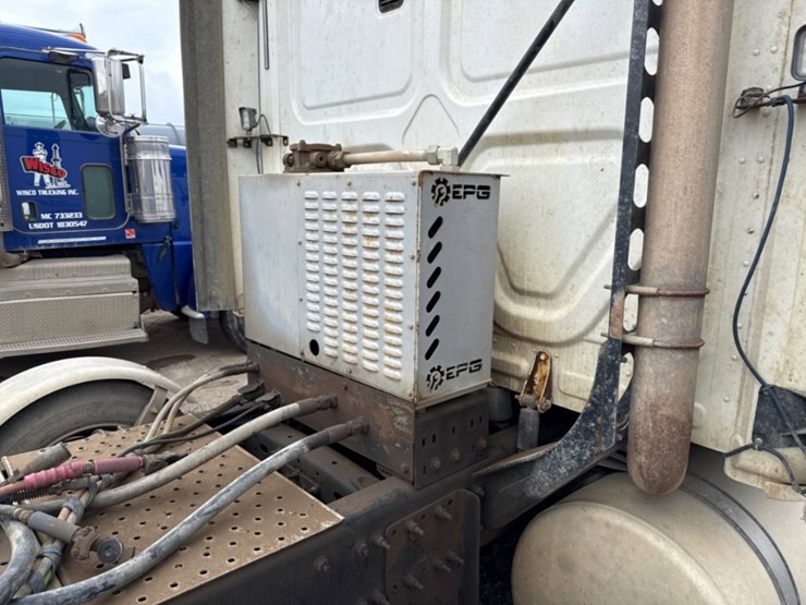 2014-freightliner-cascadia-tri--axle-image-4