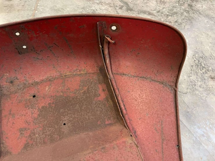 international-harvester-544-fenders-and-battery-holder-image-17