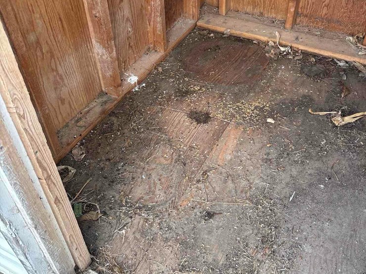 6’x6’-portable-feed-shed-image-11
