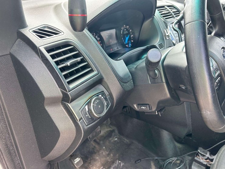 2016-ford-explorer-image-16
