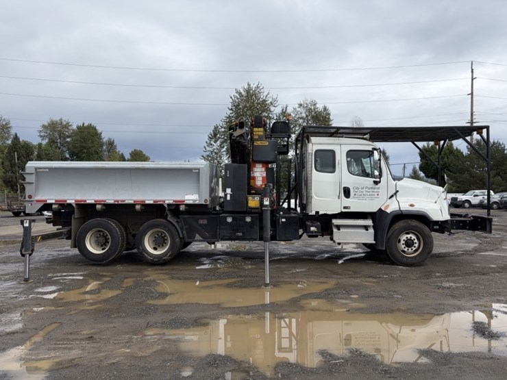 2013-freightliner-114sd-image-3