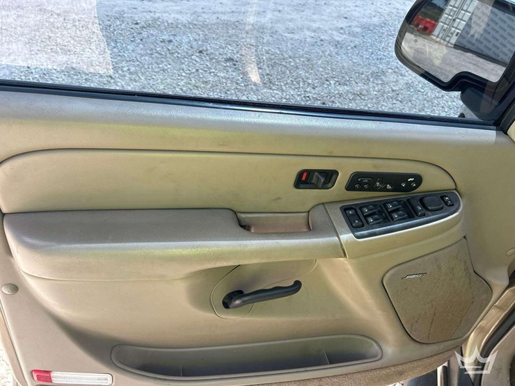 2005-chevrolet-tahoe-image-11