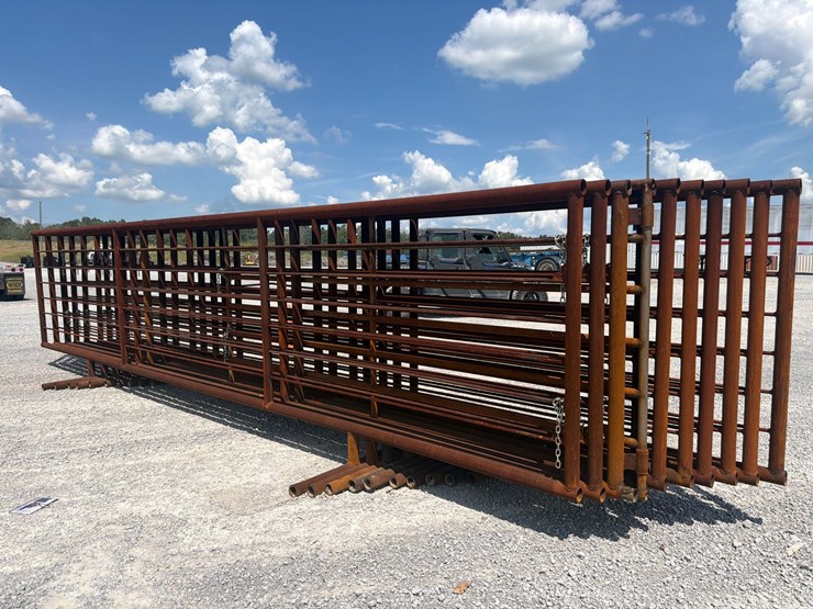 #560-•-lot-of-(10)-26'-free-standing-corral-panels-image-3