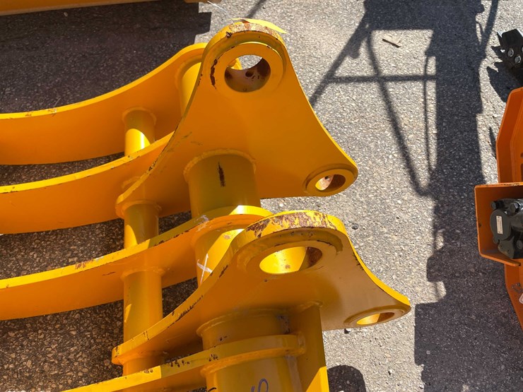 caterpillar-320-image-9