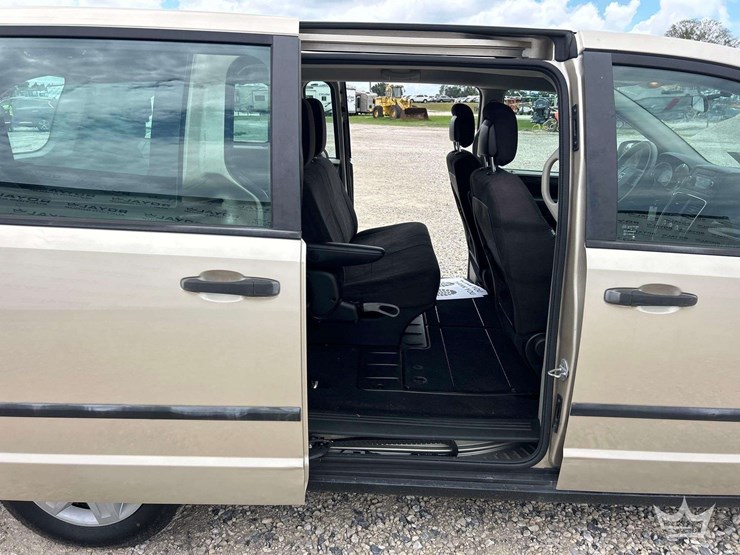 2013-dodge-caravan-image-22