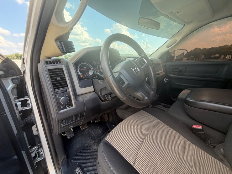2011-dodge-ram-3500-image-15